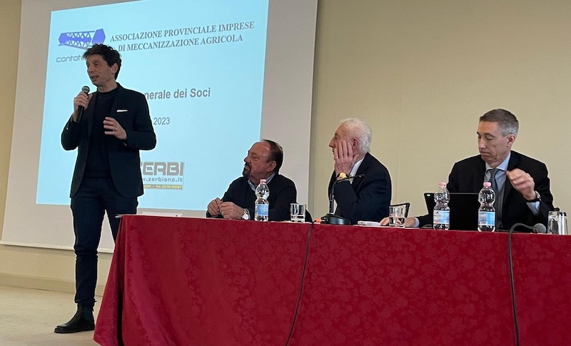 Gianluca Galimberti durante il suo intervento all'assemblea Apima-Uncai