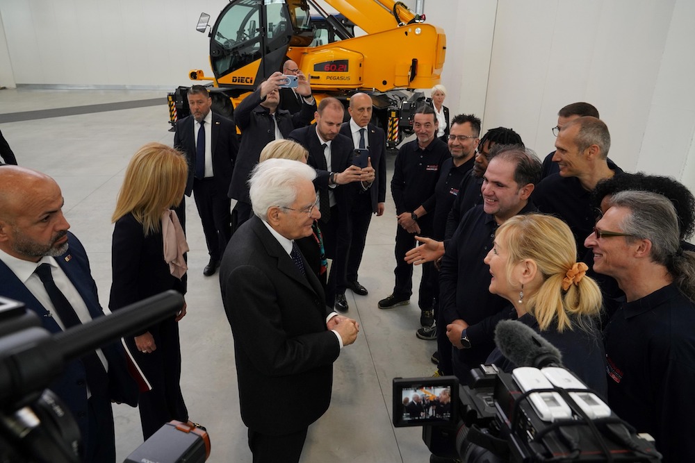 Il presidente Mattarella con i lavoratori della Walvoil