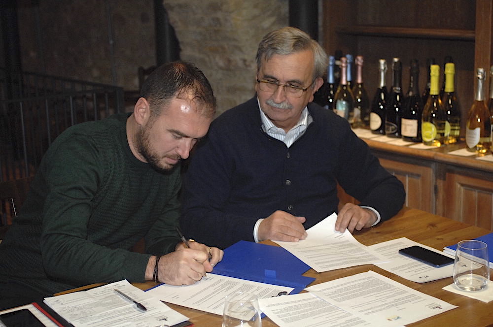 Firma del protocollo sottoscritto da Apima Ascoli Piceno e Fermo e Vinea cooperativa agricola