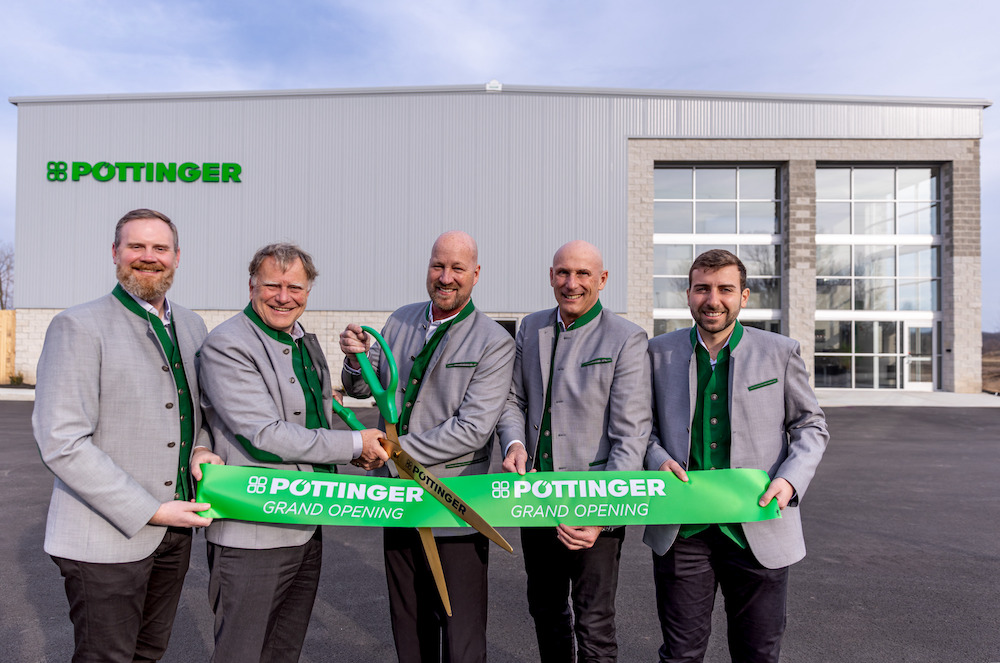 Il taglio del nastro all'inaugurazione della nuova sede di Pöttinger in Nord America