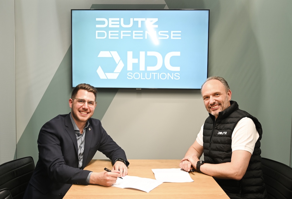 Philipp Czasch (a sinistra), CEO di HDC Solutions, e Marco Herre (a destra), CEO della Business Unit Difesa di Deutz, durante la stipula del contratto di collaborazione.