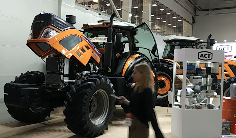 Trattori cinesi Ensign in mostra alla fiera russa Agrosalon.